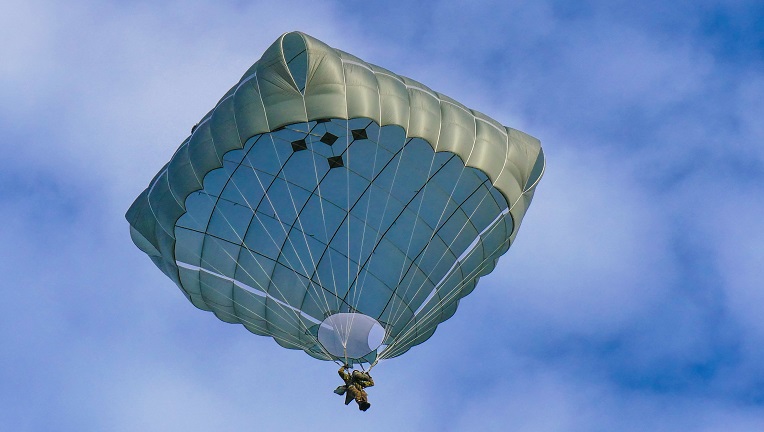 laskuvarjojääkäri hypää laskuvarjolla